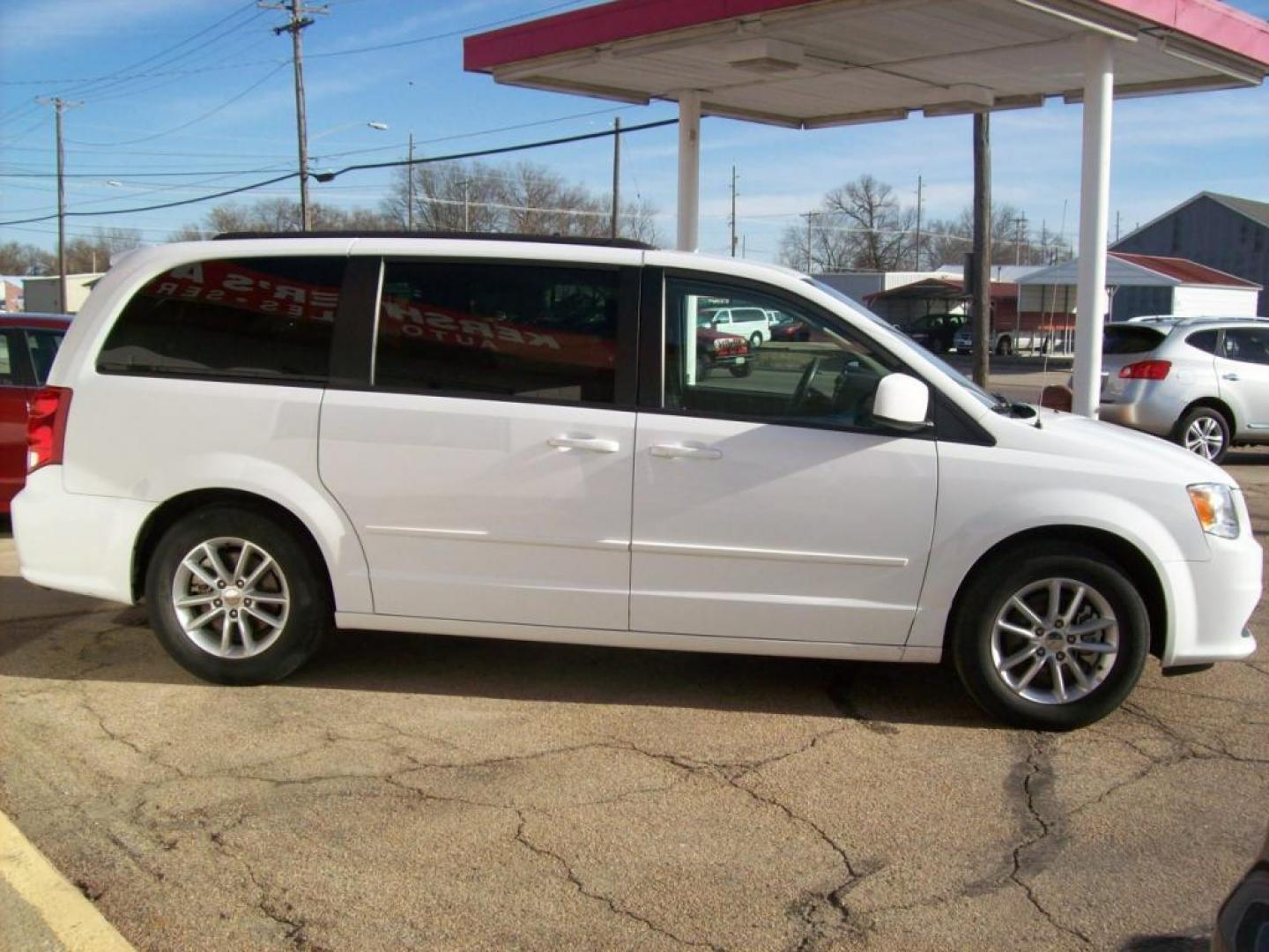 2016 White /Black Dodge Grand Caravan SXT (2C4RDGCG2GR) with an V-6 engine, Automatic transmission, located at 220 West South St., Hastings, NE, 68901, (402) 461-3161, 0.000000, 0.000000 - Photo#9