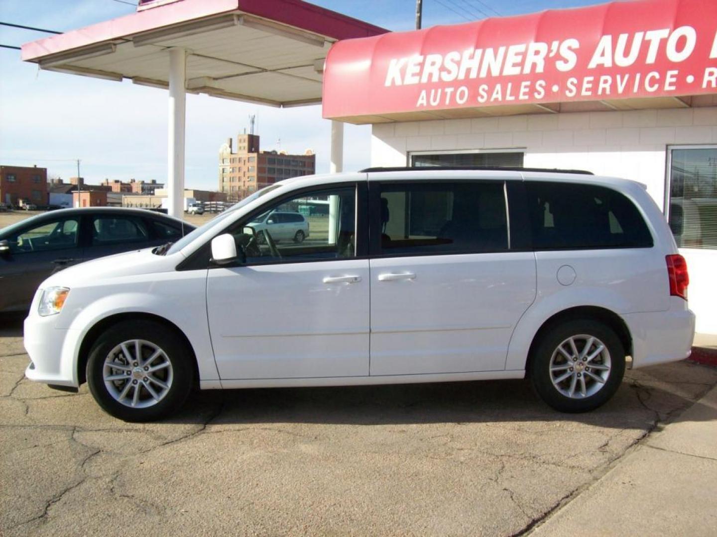 2016 White /Black Dodge Grand Caravan SXT (2C4RDGCG2GR) with an V-6 engine, Automatic transmission, located at 220 West South St., Hastings, NE, 68901, (402) 461-3161, 0.000000, 0.000000 - Photo#1